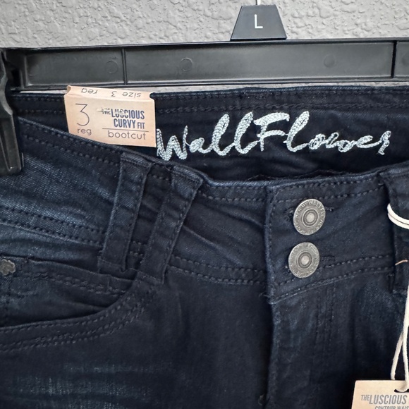 Wallflower Size 3 regular Bootcut~Luscious Curvy Fit~New with Tags ($48) - Picture 15 of 16